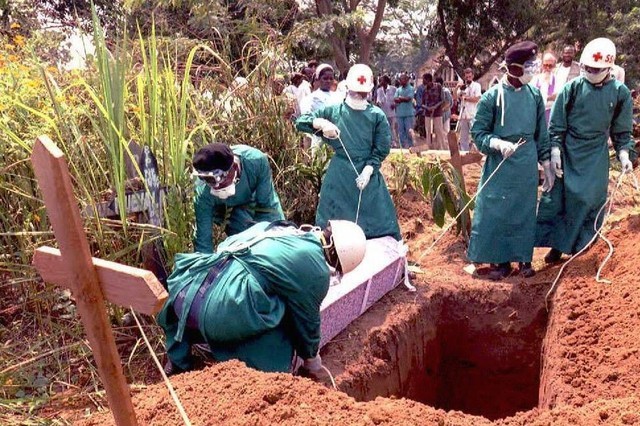 Sau những diễn biến nhanh chóng cũng như hậu quả khôn lường từ dịch bệnh Ebola, Tổ chức Y tế Thế giới (WHO) ngày 12/8 quyết định sử dụng thuốc ZMapp chưa qua thử nghiệm lâm sàng cho các bệnh nhân nhiễm virus chết người này. WHO cho rằng, đại dịch này đã bị con người đánh giá thấp và cần phải mất 6 tháng để kiểm soát nó. Trong ảnh, các nhân viên y tế đang mai táng cho nạn nhân tử vong bởi dịch bệnh này.